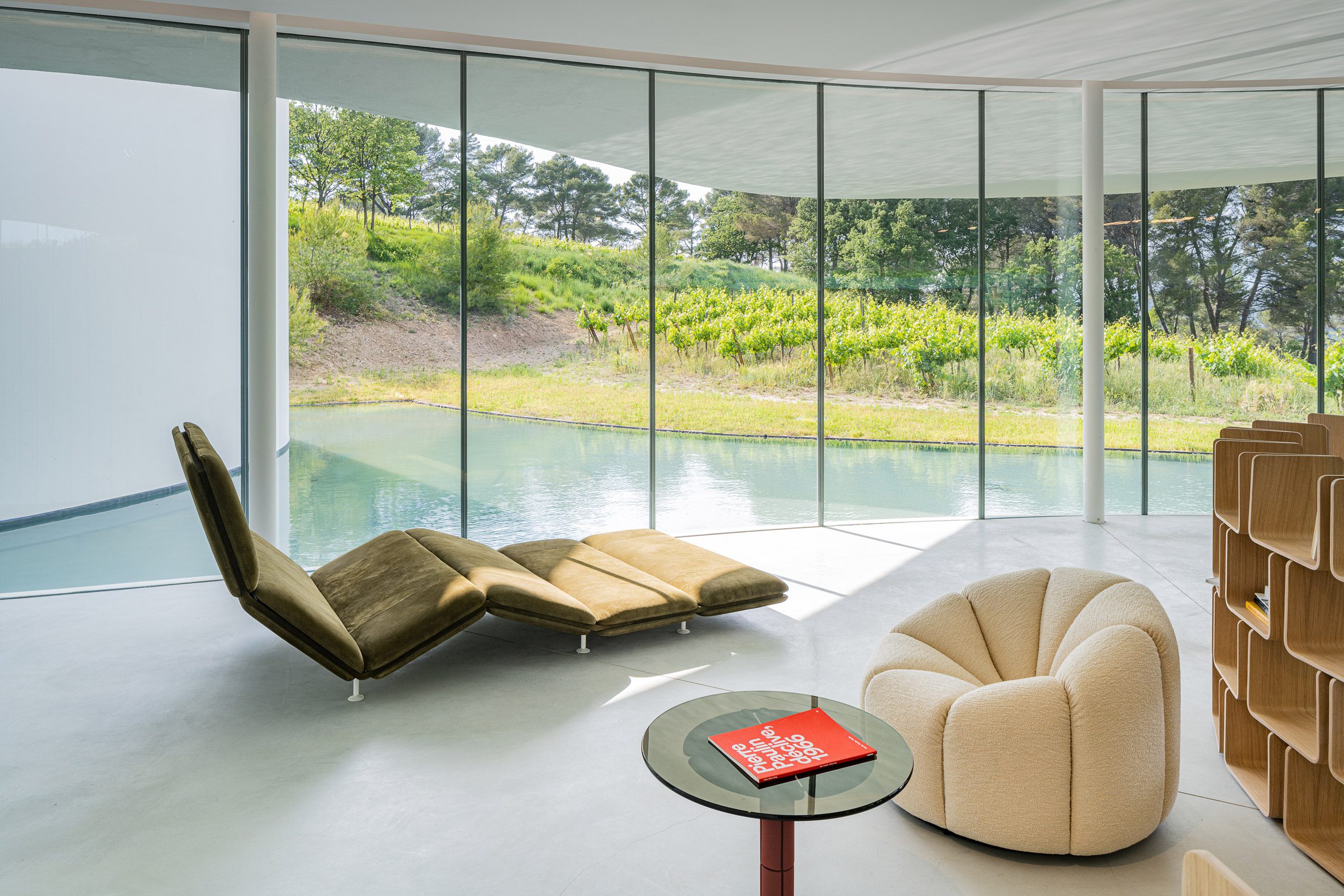 Déclive chaise longue and Alpha Club Chair in Pierre Paulin exhibition in the Oscar Niemeyer Auditorium at Château La Coste