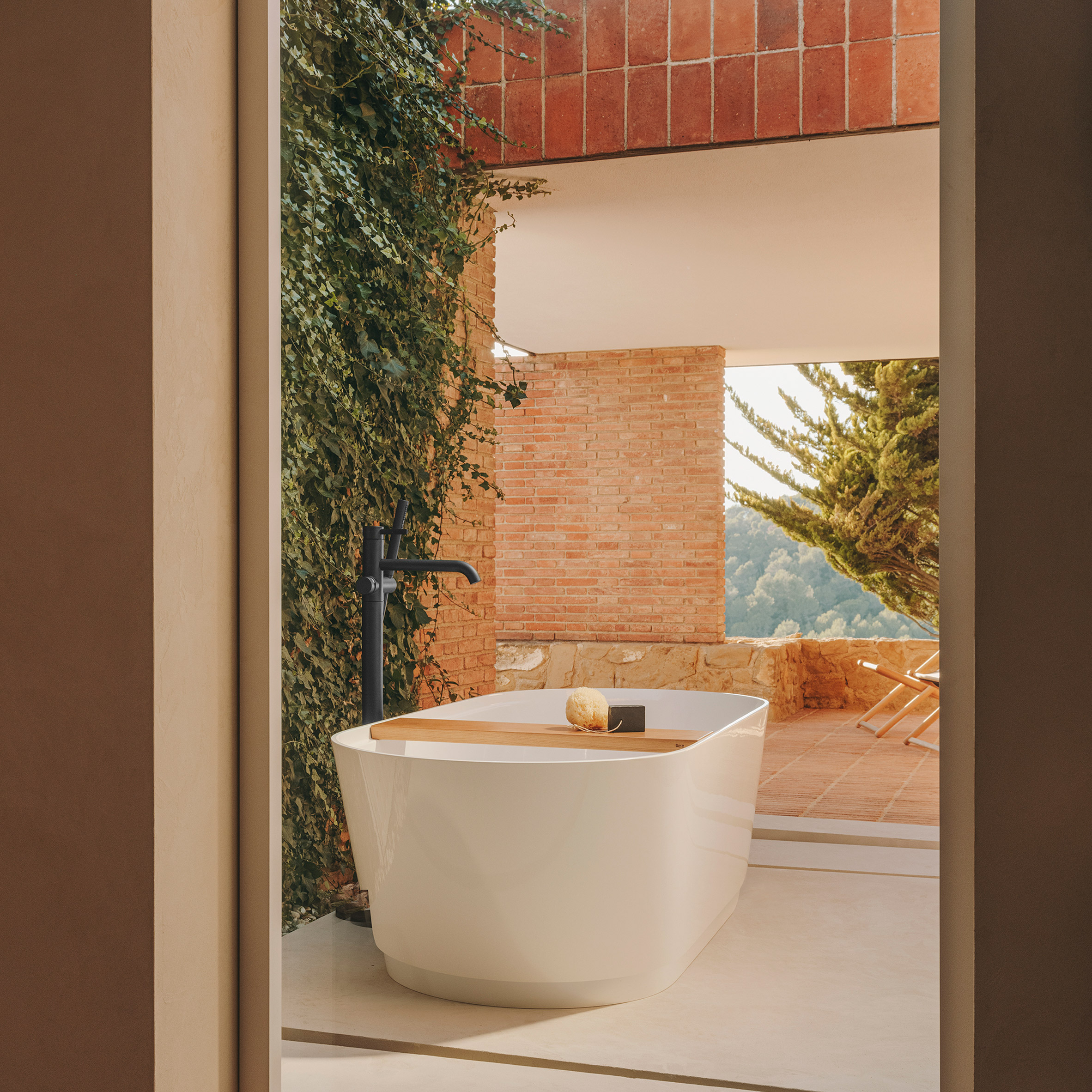 Tura Oval freestanding bath by Roca